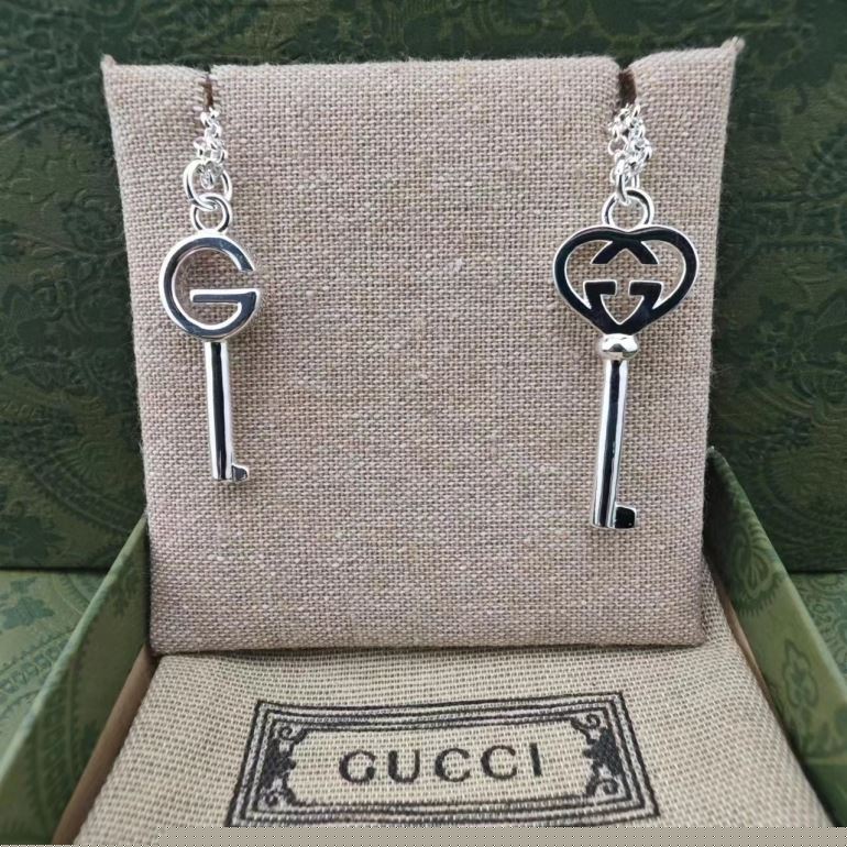 G*u*i necklaces
